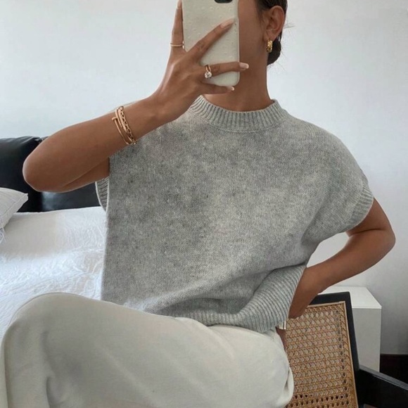 Stylish Gray Knit Sleeveless Top - Picture 3 of 3